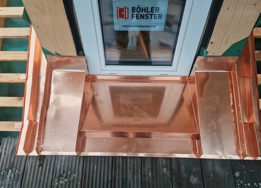 Bavette en cuivre en appui de fenêtre de lucarne sur une toiture