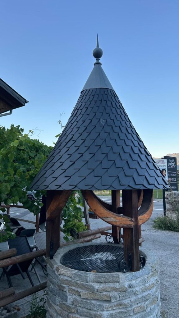 Couverture en ardoise naturelle sur le toit conique d’un puits