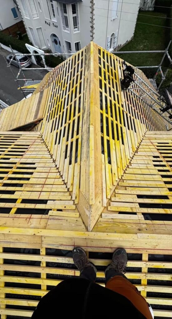 Liteaunage neuf avec arêtiers et noues sur une charpente de maison ancienne
