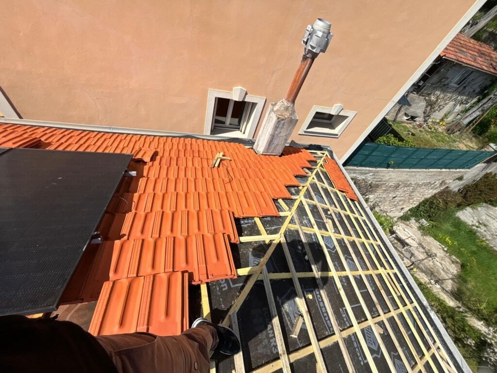 Chantier de réfection de toiture en tuiles à Valensole