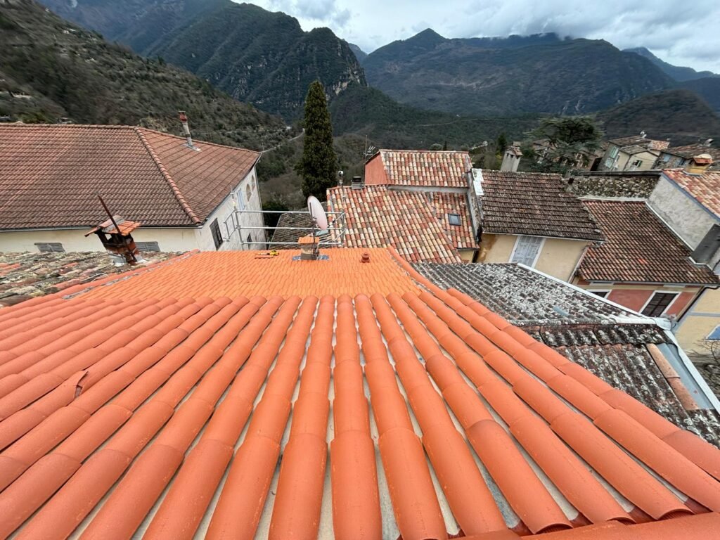 Rénovation de toiture en tuiles sur une maison du plateau de Valensole