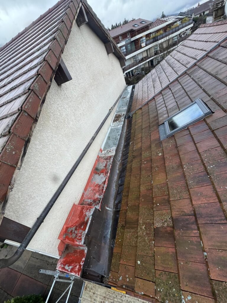 Solin de zinguerie à la jonction mur et toiture nécessitant une rénovation