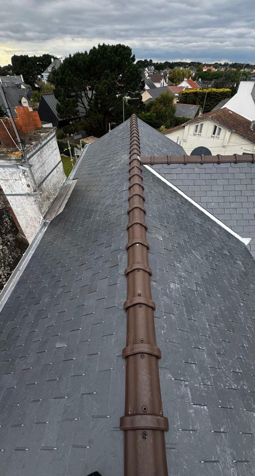 Toiture ardoise neuve faitage tuiles faitieres