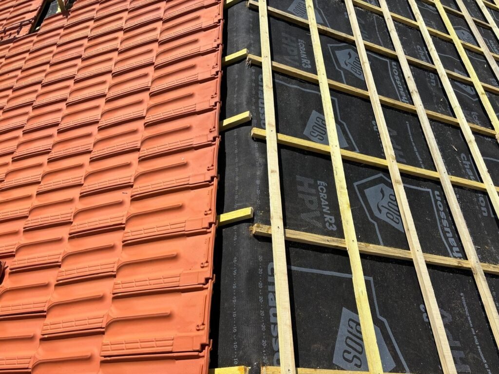 Toiture neuve en tuiles sur une construction récente près de Valensole